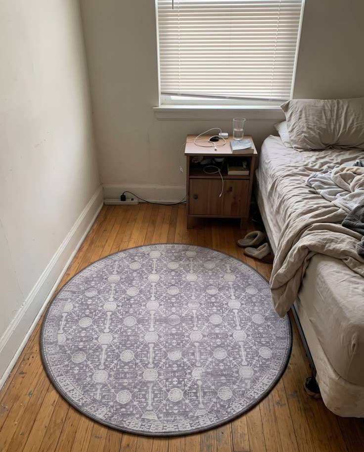 Detail image of 3' 6 x 3' 6 Garrison · Medallion Washable Rug, gray and ivory