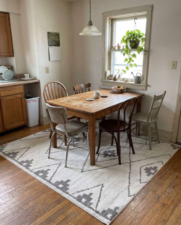7' 10 x 7' 10 Sumac · Diamond rug, ivory and gray