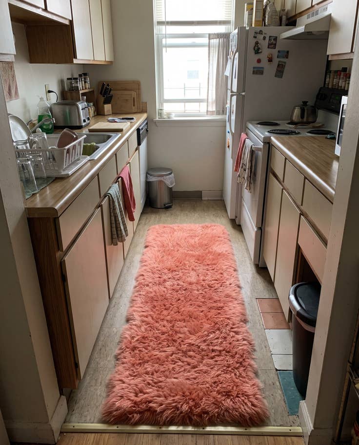 Detail image of 2' x 6' Oscar · Solid Shag Rug, pink