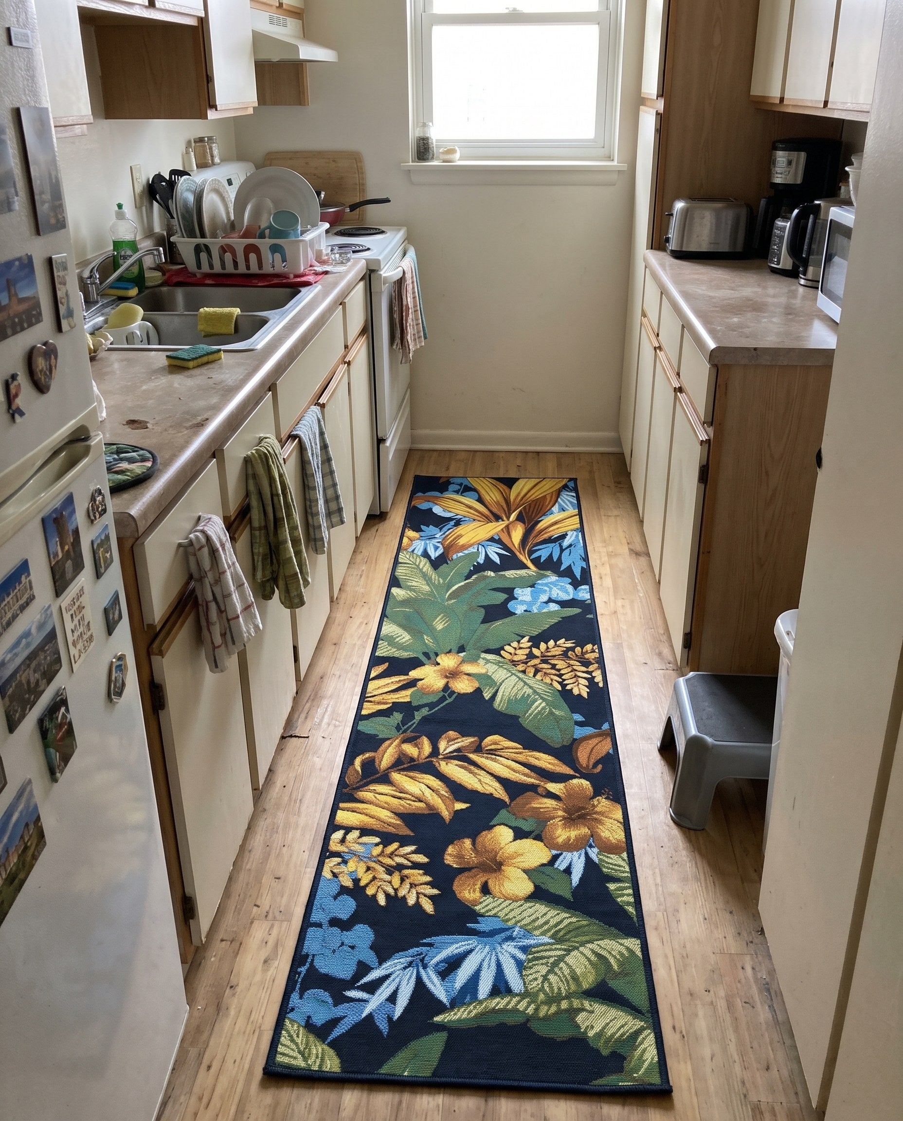 2' 7 x 10' Lomax · Tropical leaves Outdoor Rug, navy and gold