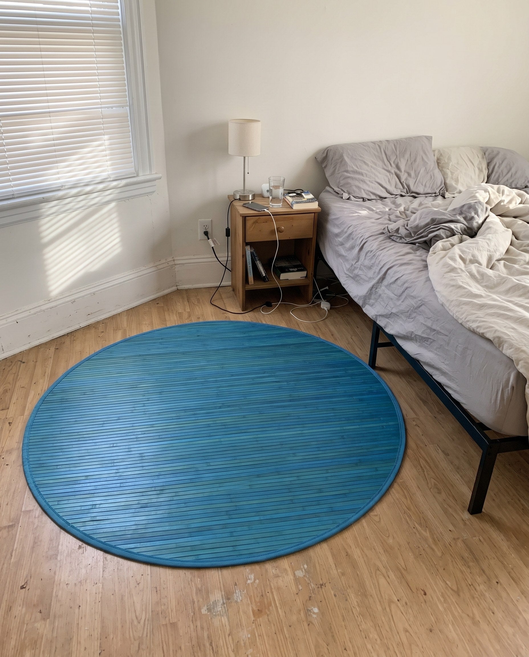 5' 3 x 5' 3 Nora · Border rug, blue