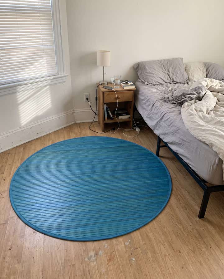 5' 3 x 5' 3 Nora · Border rug, blue