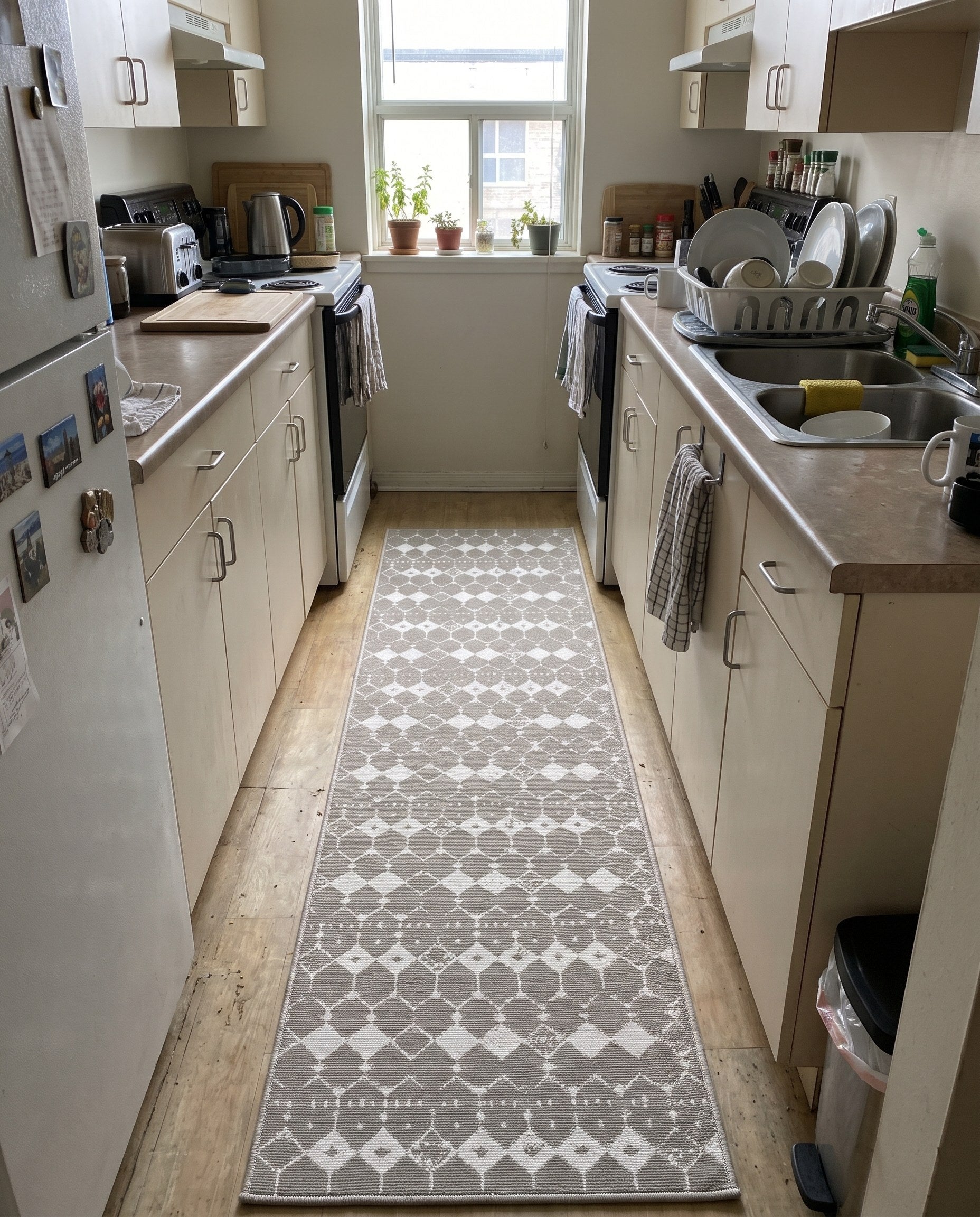 2' x 8' Stowe · Geometric lattice Outdoor Rug, gray and ivory