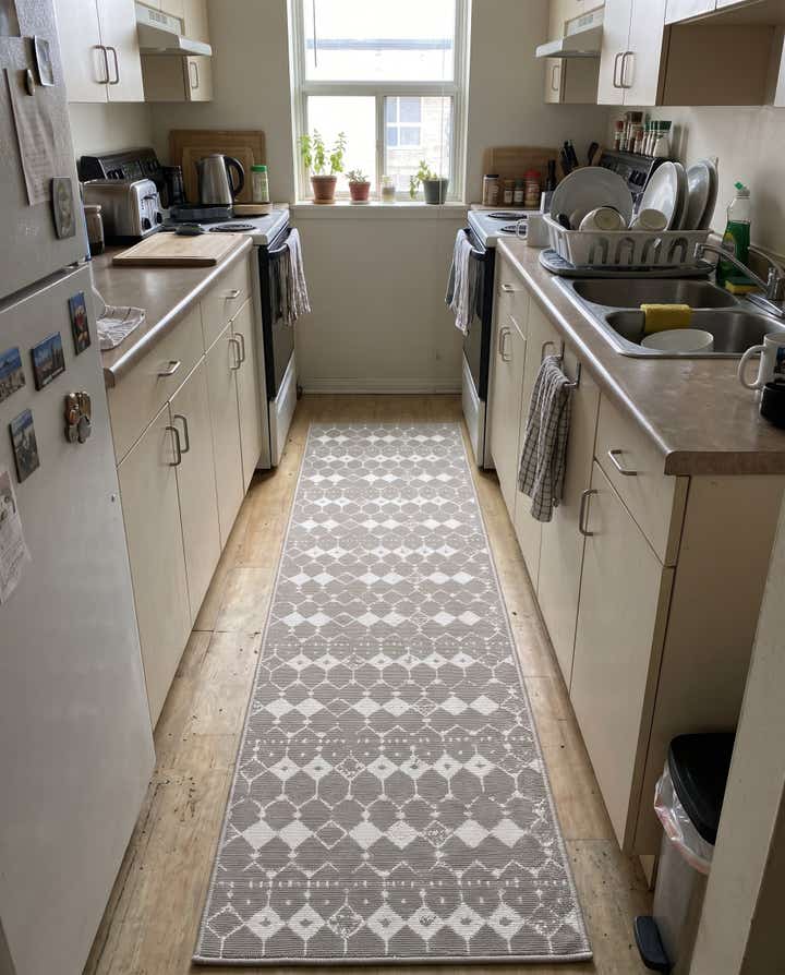 2' x 8' Stowe · Geometric lattice Outdoor Rug, gray and ivory