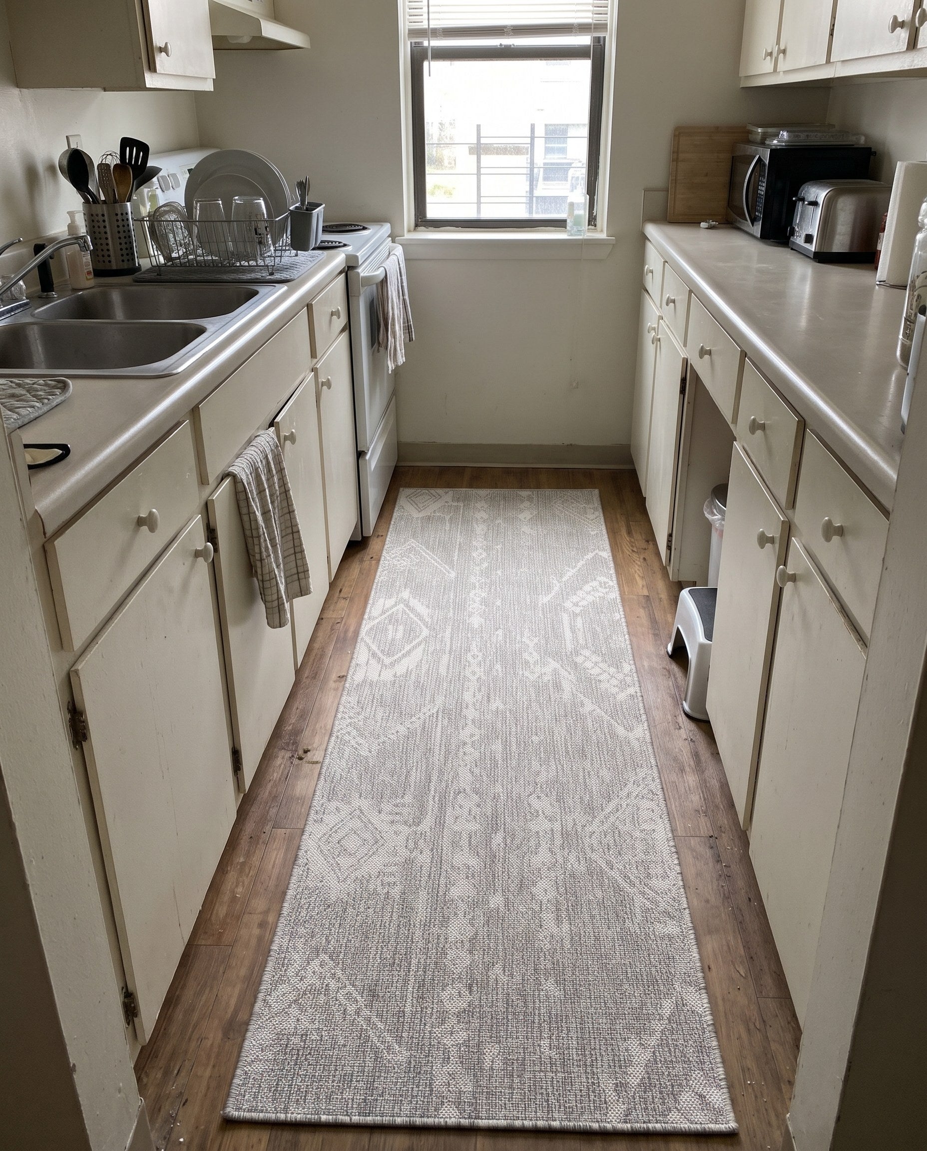 2' x 5' Wildman · Tribal geometric Outdoor Rug, gray and ivory