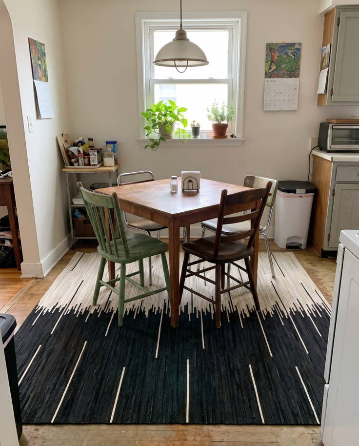 Detail image of 7' 10 x 7' 10 Middleton · Gradient lines rug, black and cream