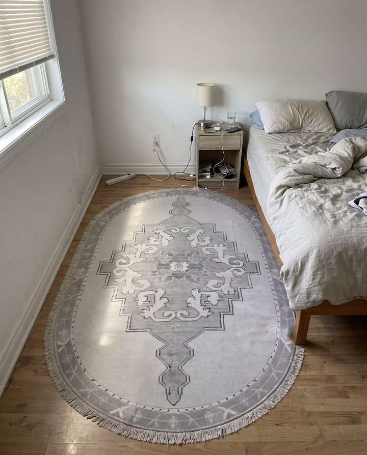 4' x 6' Sanderson · Medallion Washable Rug, gray and white