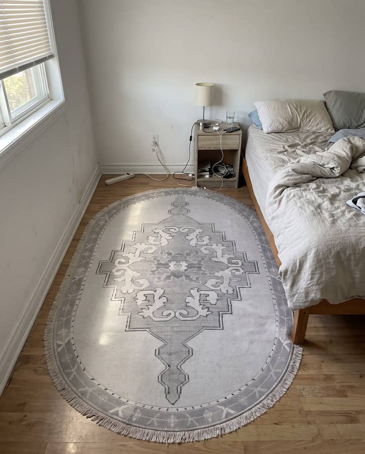Detail image of 4' x 6' Sanderson · Medallion Washable Rug, gray and white