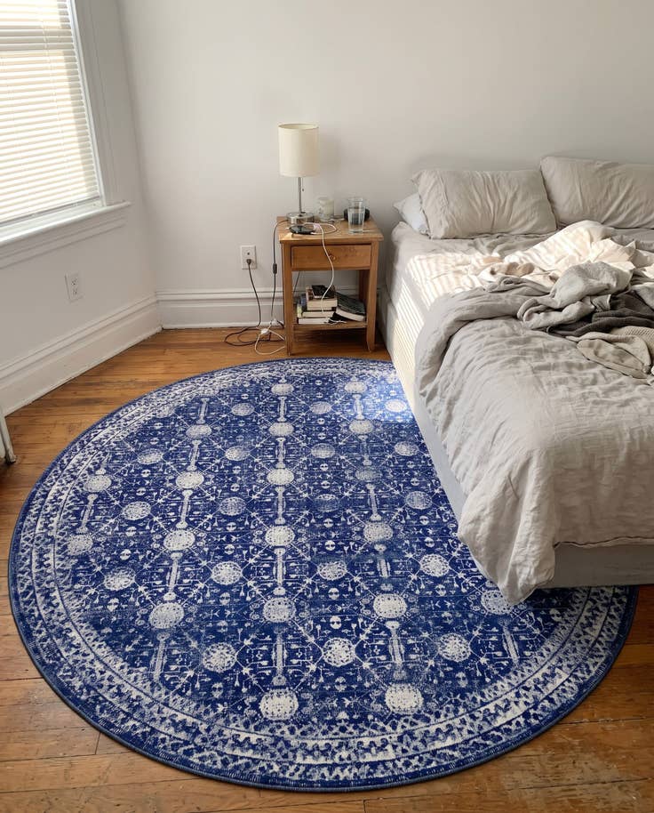 Detail image of 7' 6 x 7' 6 Garrison · Border Washable Rug