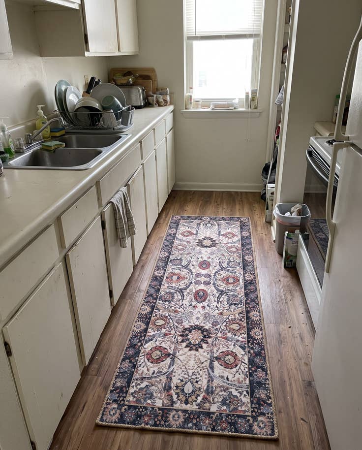 Detail image of 2' x 6' 1 Starr · Floral Washable Rug, ivory and black