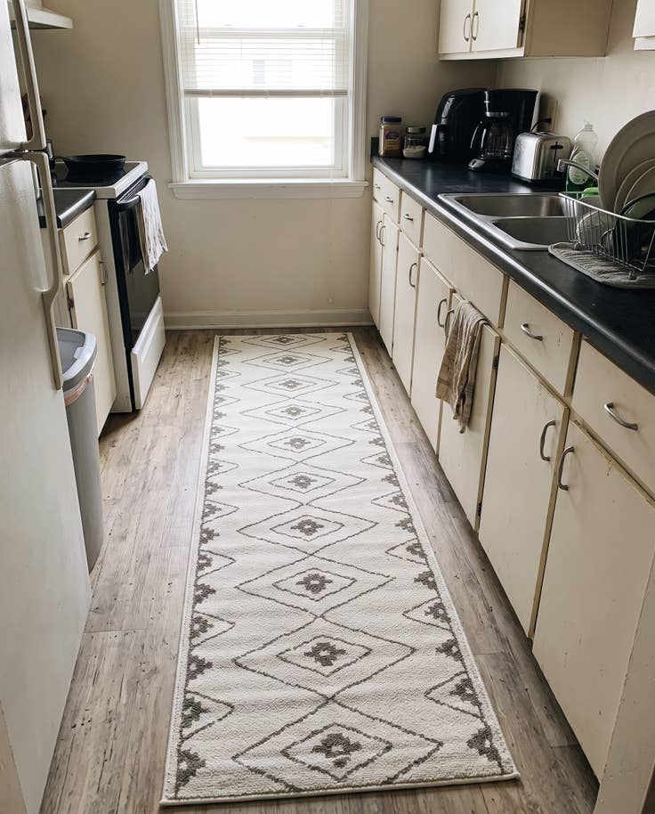 Detail image of 2' 7 x 10' Sumac · Diamond rug, ivory and gray