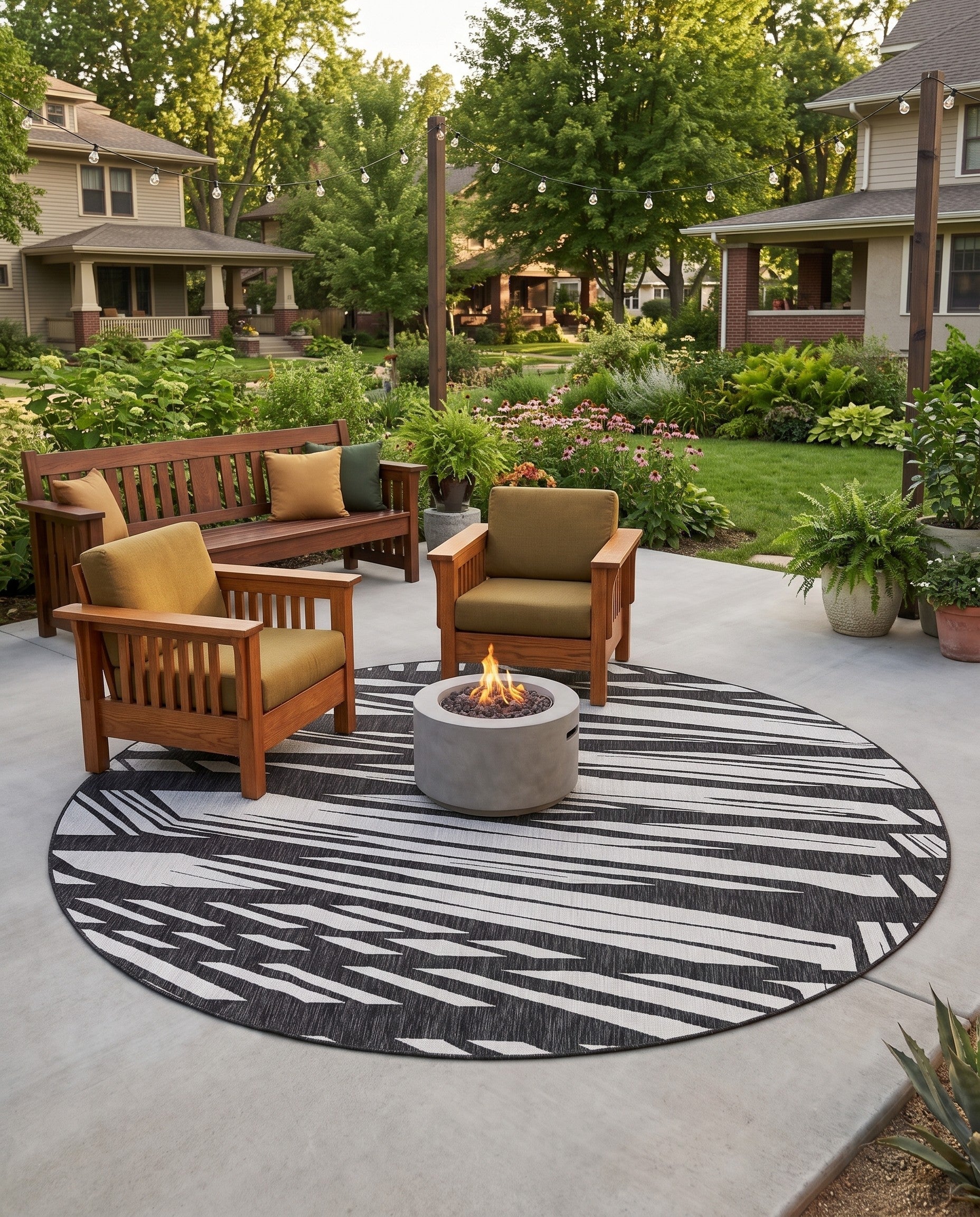 Black and White Easy-Clean Modern Indoor / Outdoor Round Rug