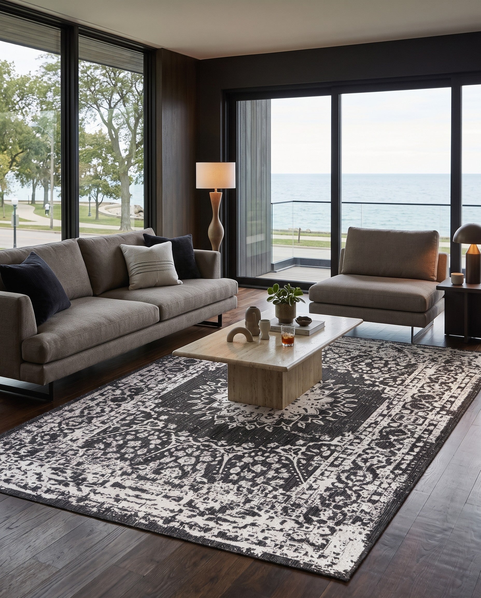 Black and White Easy-Clean Norwood Traditional Indoor / Outdoor Rug