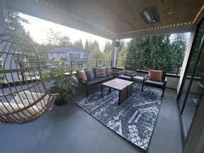 Customer photo for review titled "Great casual outdooor rug. Seems durable."