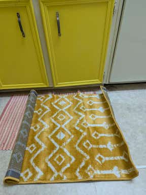 Customer photo for review titled "Rug seems nice but color isn't yellow"