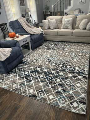 Customer photo for review titled "Gorgeous rug!"
