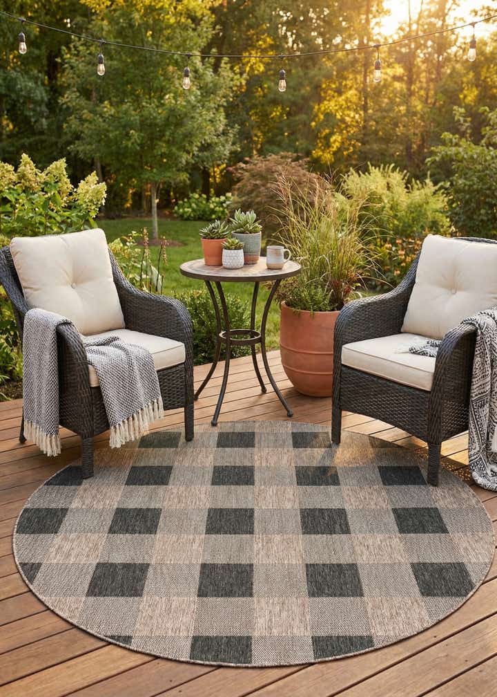 7' 10 x 7' 10 Easy-Clean Checkered Indoor / Outdoor Round Rug