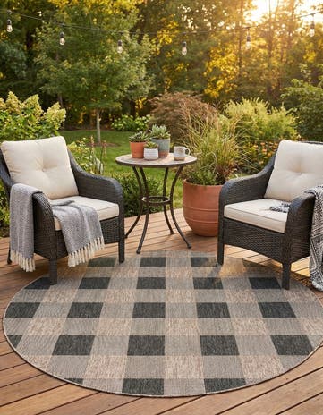 7' 10 x 7' 10 Easy-Clean Checkered Indoor / Outdoor Round Rug