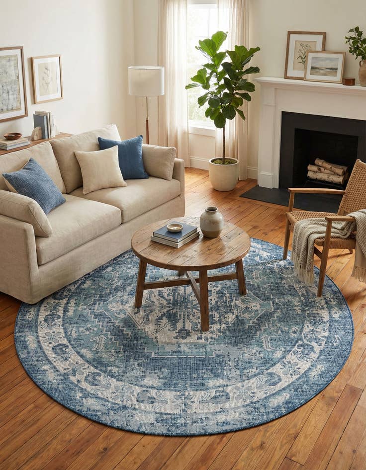 Detail image of 7' 10 x 7' 10  Washable Traditional Indoor / Outdoor Round Rug