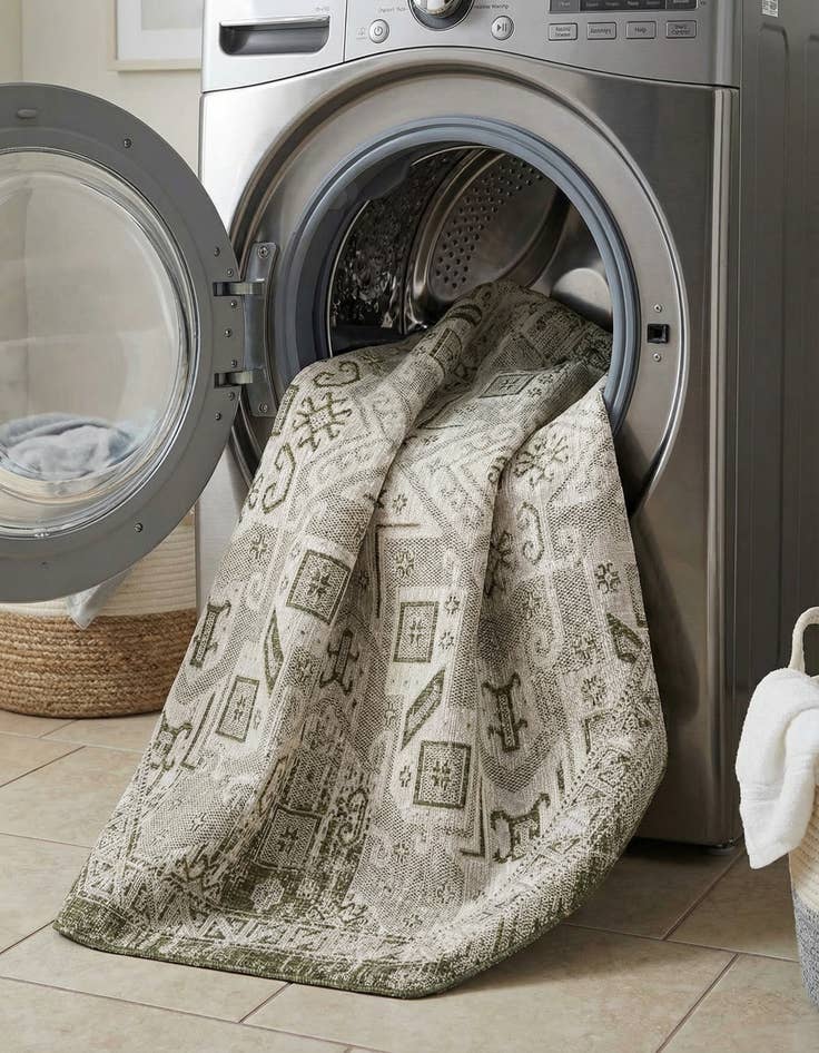 Detail image of 7' 10 x 7' 10  Washable Aztec Indoor / Outdoor Octagon Rug