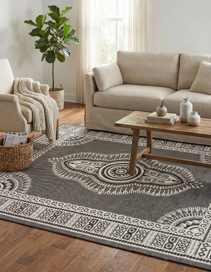 Detail image of 7' 10 x 10'  Washable Traditional Indoor / Outdoor Rug
