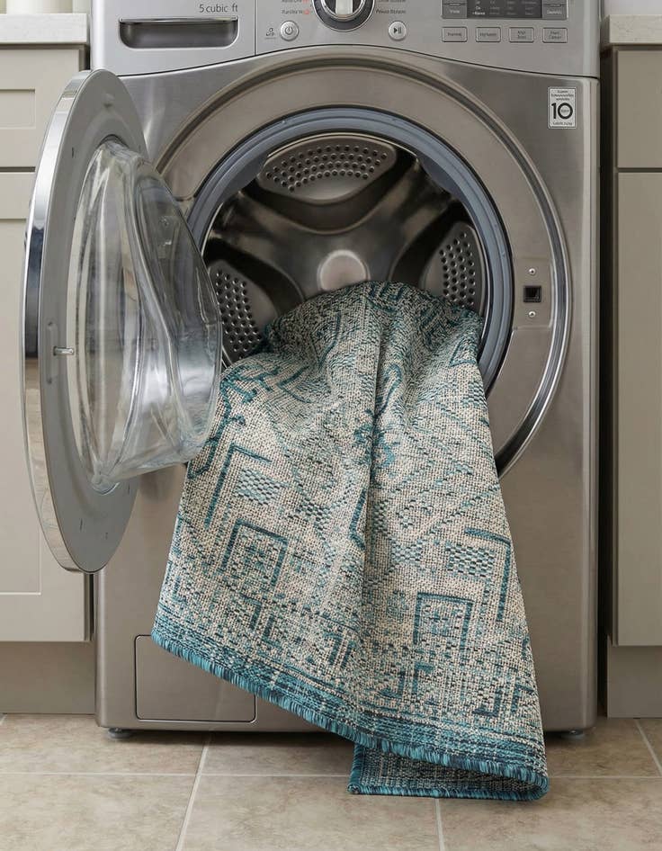 Detail image of 2' x 3'  Washable Aztec Indoor / Outdoor Rug