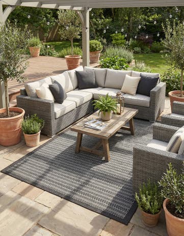 6' x 9' Easy-Clean Border Indoor / Outdoor Rug