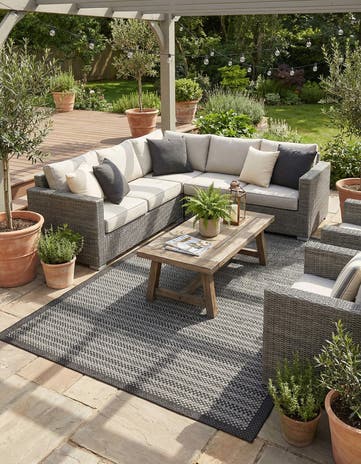 6' x 9' Easy-Clean Border Indoor / Outdoor Rug