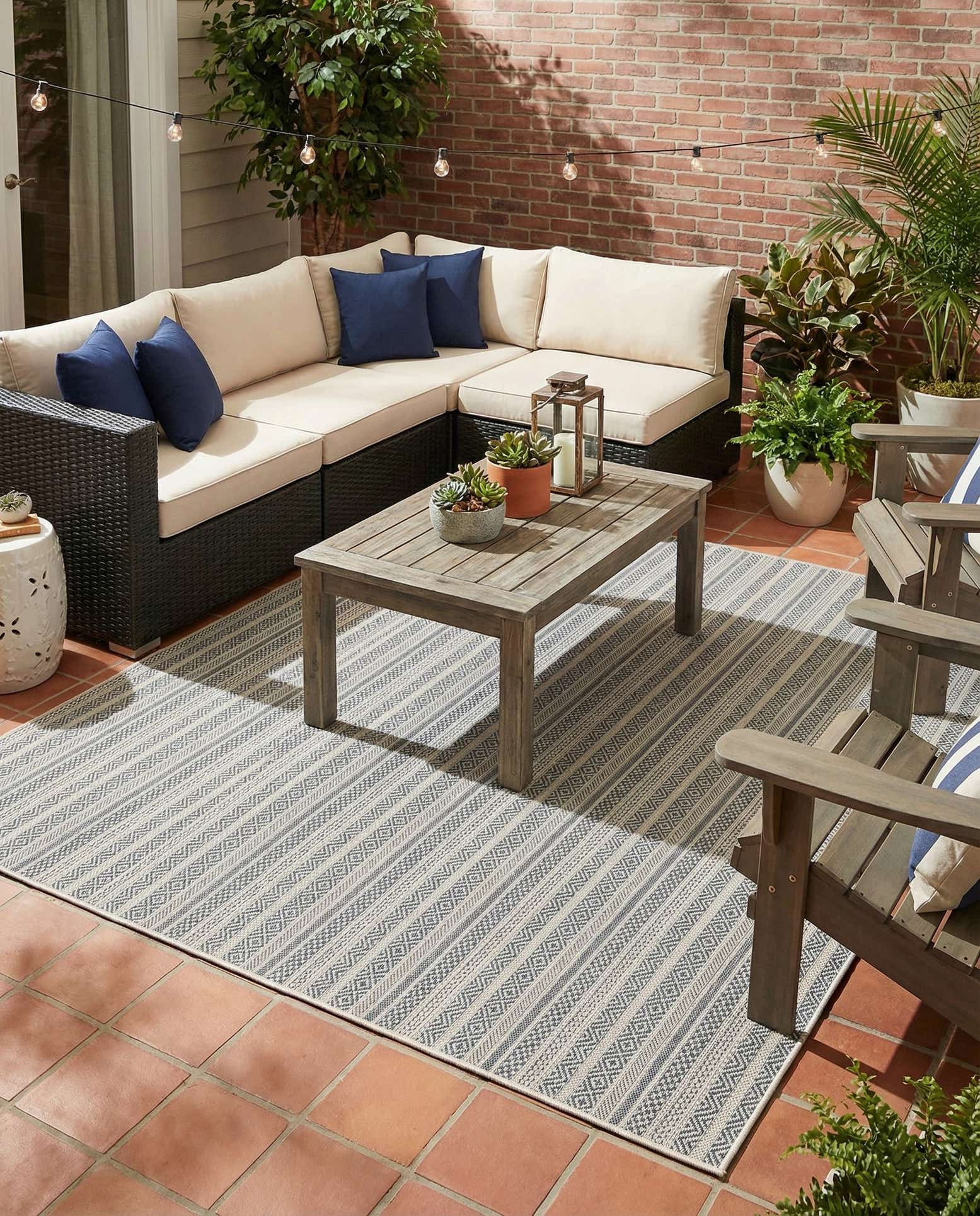 7' 10 x 7' 10 Easy-Clean Striped Indoor / Outdoor Square Rug