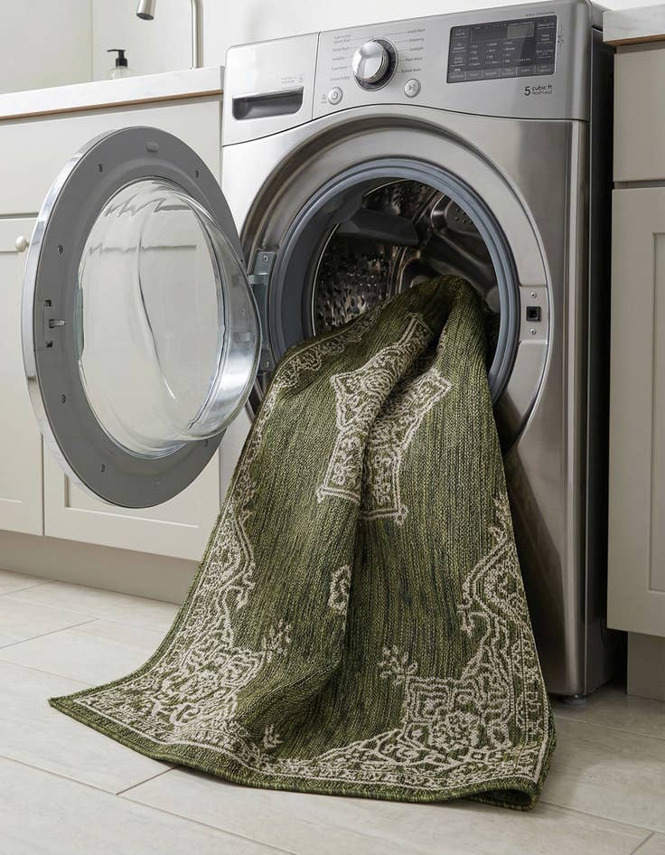 Detail image of  4' x 6'  Washable Traditional Indoor / Outdoor Rug