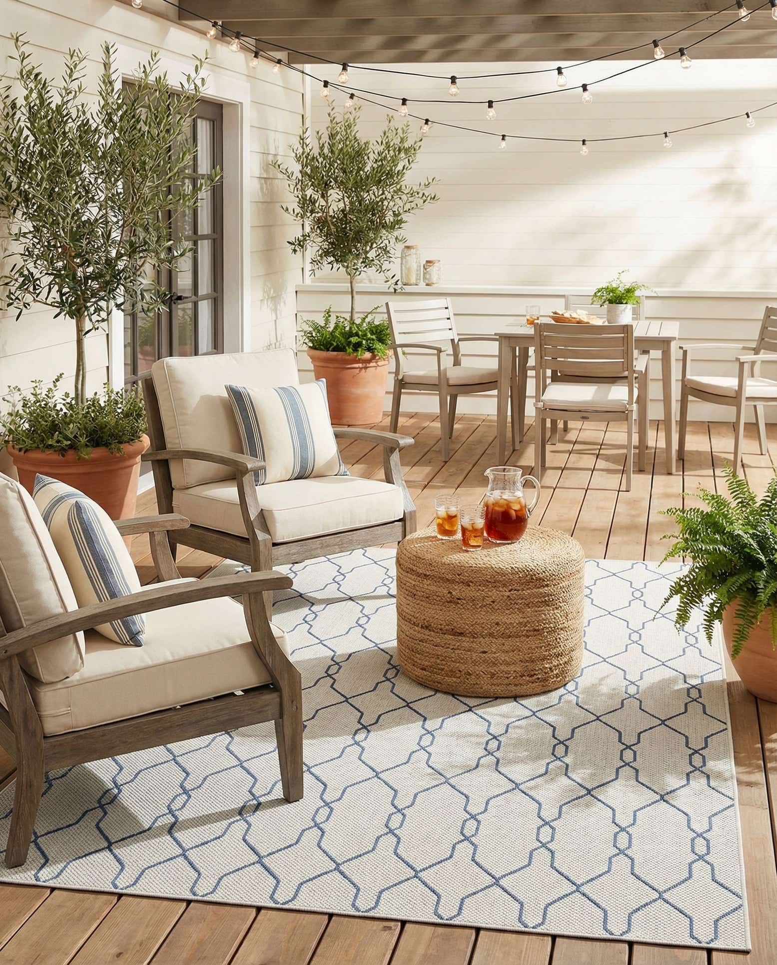 8' x 11' 4 Easy-Clean Lattice Indoor / Outdoor Rug