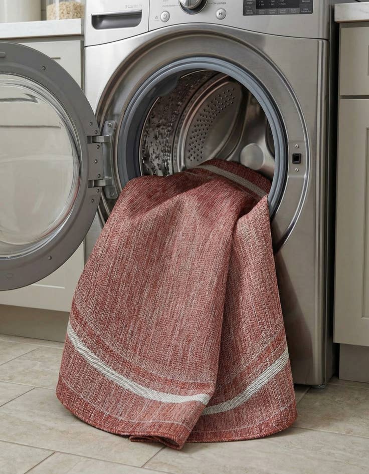 Detail image of 7' 10 x 7' 10  Washable Border Indoor / Outdoor Round Rug