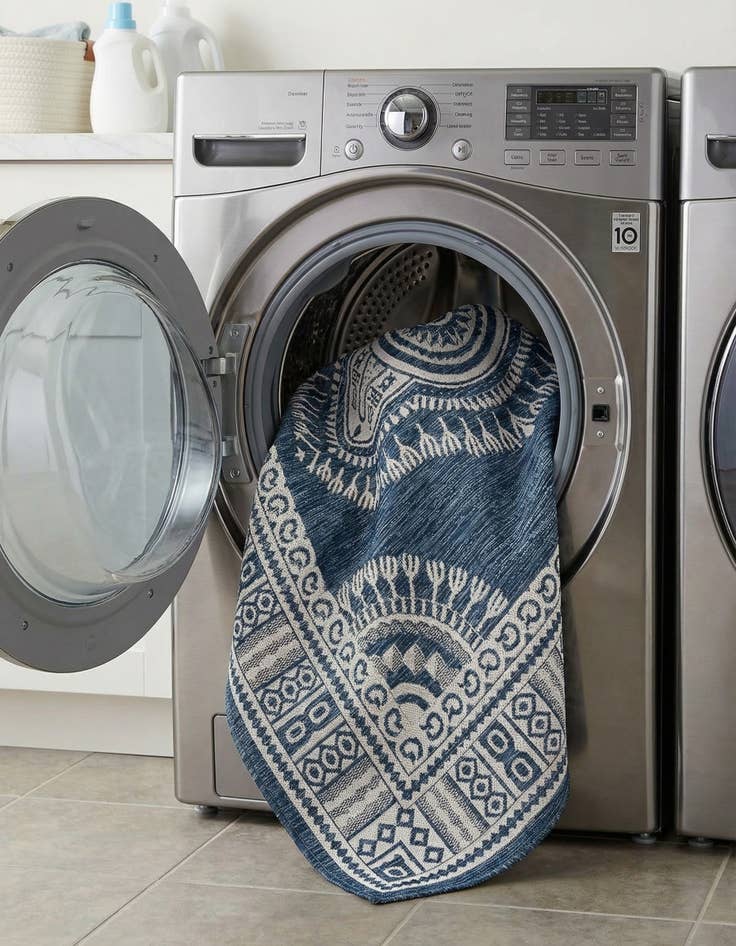 Detail image of  7' 10 x 7' 10  Washable Traditional Indoor / Outdoor Square Rug