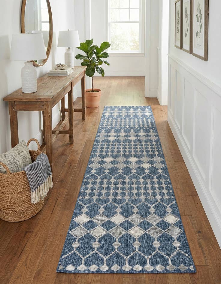 Detail image of 2' 7 x 10' Easy-Clean Trellis Indoor / Outdoor Runner Rug