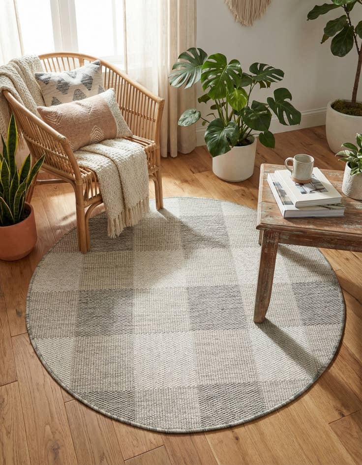 Detail image of 3' x 3'  Washable Checkered Indoor / Outdoor Round Rug