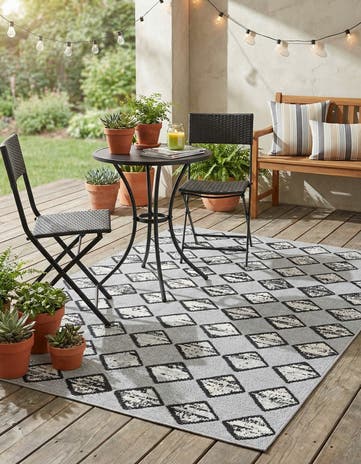 5' 3 x 7' 7 Easy-Clean Indoor / Outdoor Rug