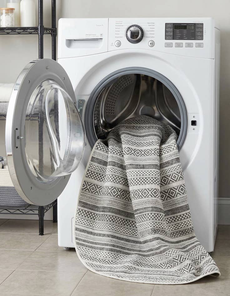 Detail image of 3' x 5' 3  Washable Striped Indoor / Outdoor Oval Rug