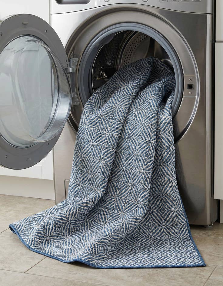 Detail image of  7' x 10'  Washable Lattice Indoor / Outdoor Rug