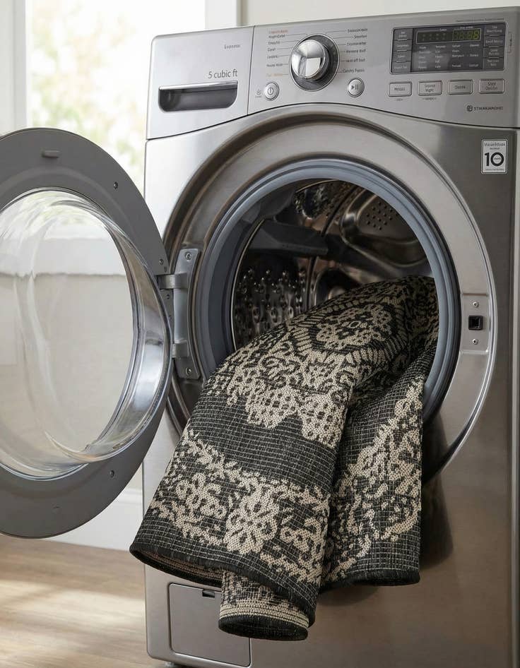 Detail image of 4' x 4'  Washable Traditional Indoor / Outdoor Round Rug