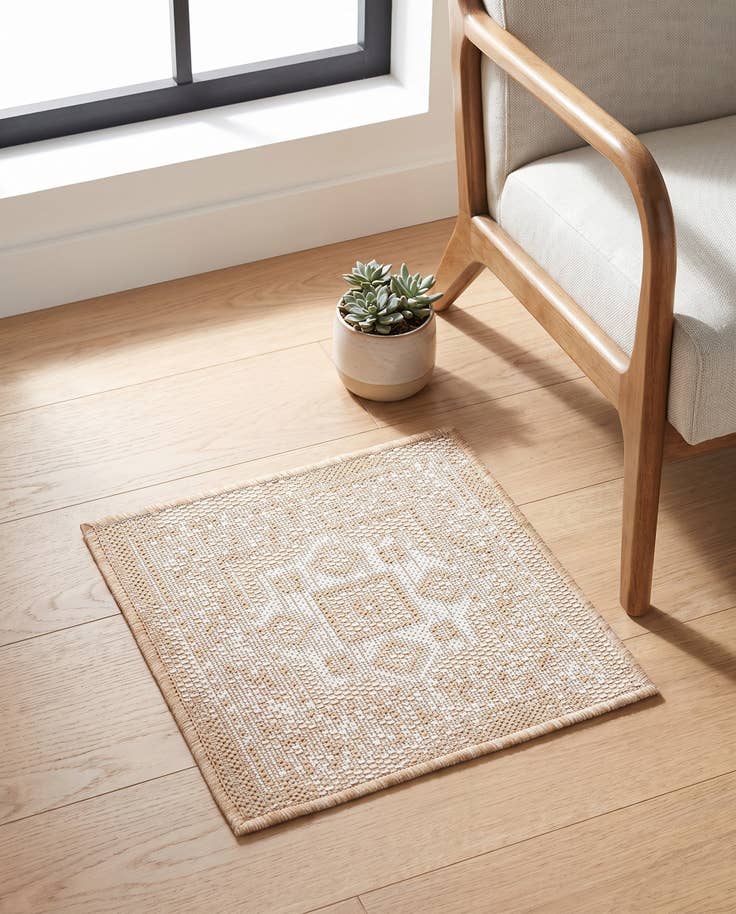 Detail image of 1' 4 x 1' 4 Easy-Clean Aztec Indoor / Outdoor Sample Rug
