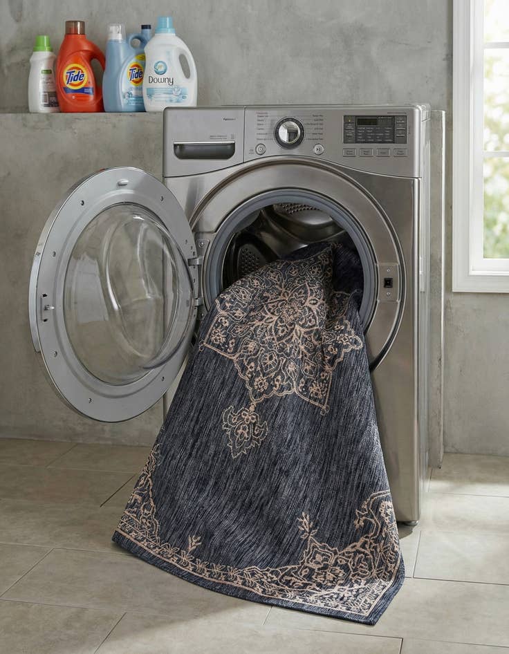 Detail image of 7' x 10'  Washable Traditional Indoor / Outdoor Rug