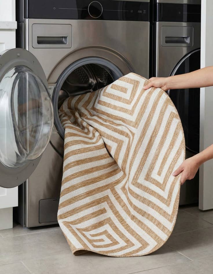 Detail image of 7' 10 x 7' 10  Washable Modern Indoor / Outdoor Round Rug