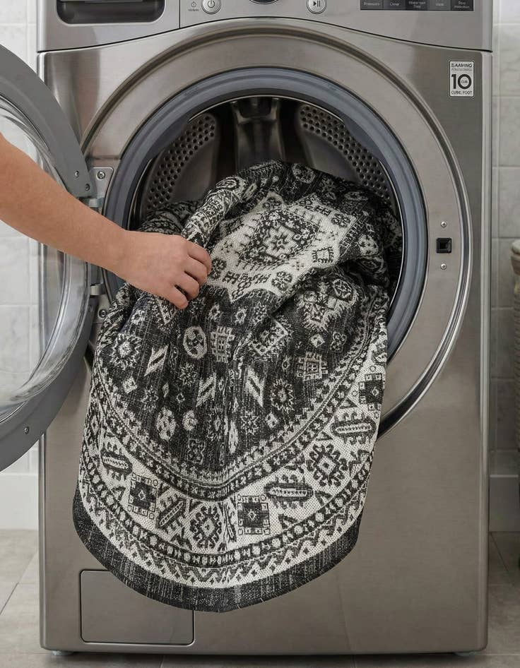 Detail image of 6' x 6'  Washable Aztec Indoor / Outdoor Round Rug