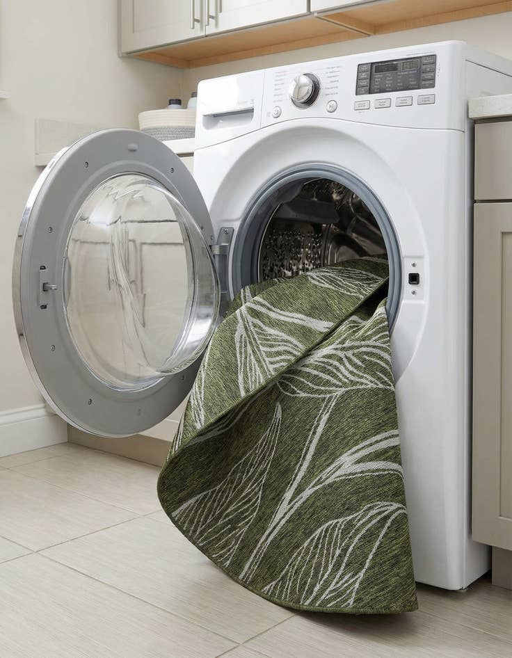 Detail image of  7' 10 x 7' 10  Washable Botanical Indoor / Outdoor Round Rug