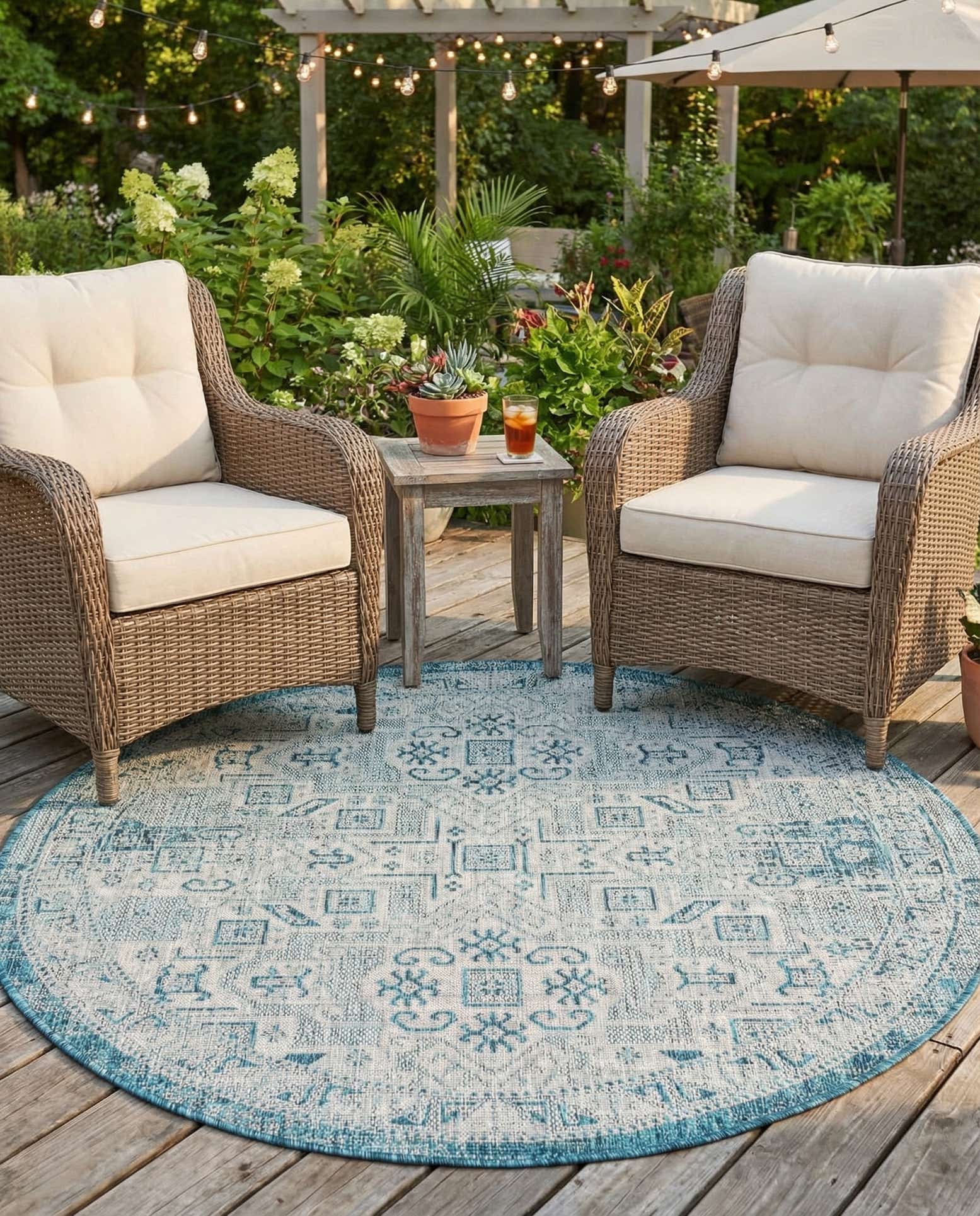 5' 3 x 5' 3 Easy-Clean Aztec Indoor / Outdoor Round Rug