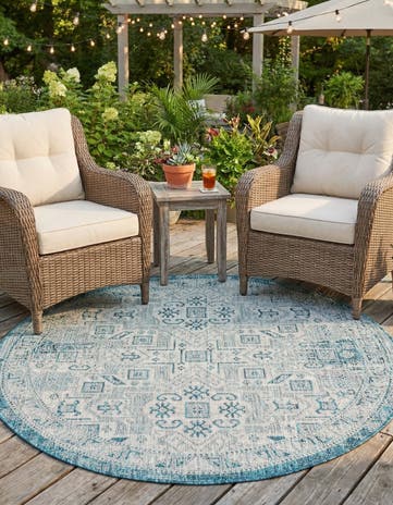 5' 3 x 5' 3 Easy-Clean Aztec Indoor / Outdoor Round Rug