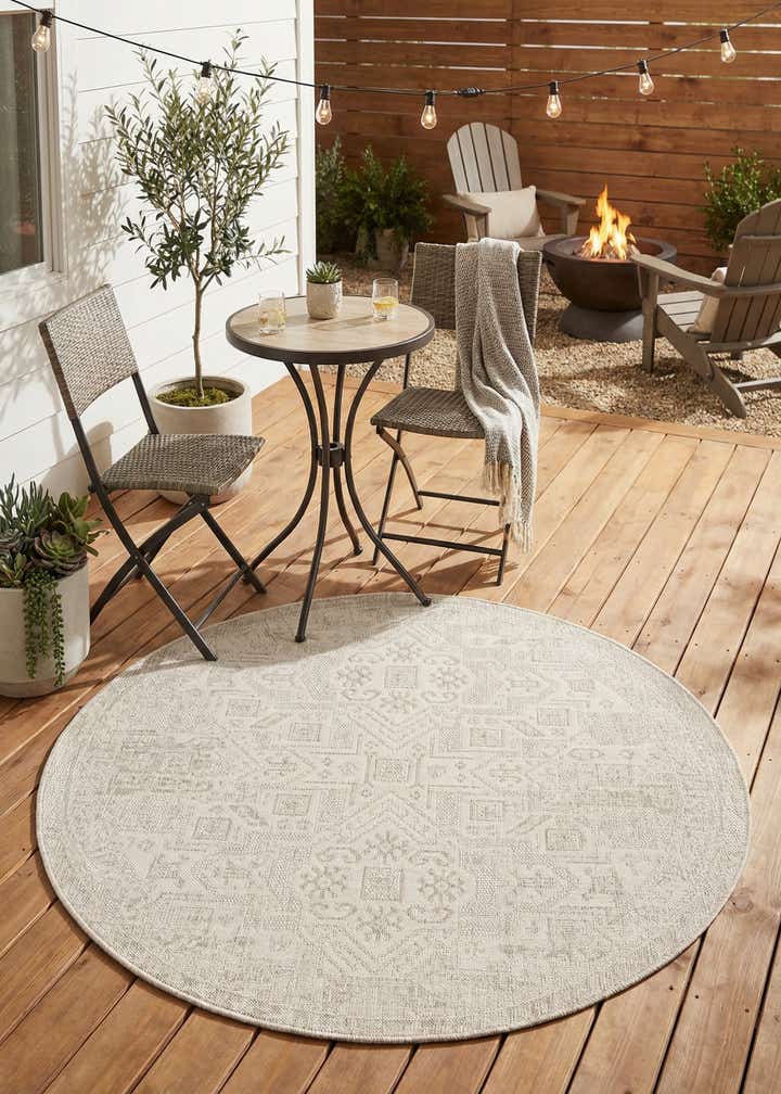 5' 3 x 5' 3 Easy-Clean Aztec Indoor / Outdoor Round Rug