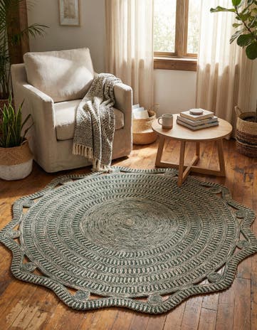 7' 10 x 7' 10 Handmade Braided Jute Round Rug