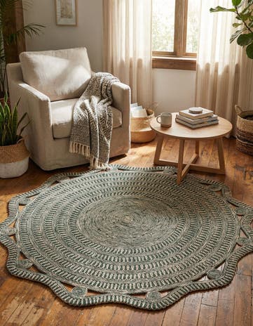 7' 10 x 7' 10 Handmade Braided Jute Round Rug