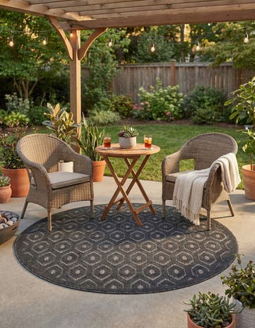 5' 3 x 5' 3 Easy-Clean Trellis Textured Indoor / Outdoor Round Rug